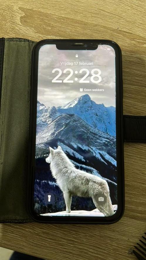 iPhone XR met oplaadkabel en een case