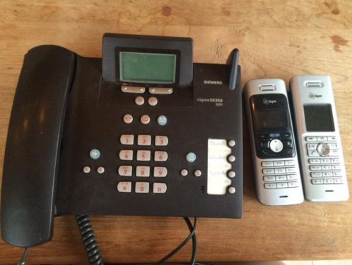 ISDN telefoon. Moedercentrale met drie dect-toestellen