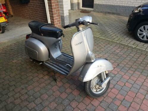 Italiaanse vespa sprint 1973 restauratieobject