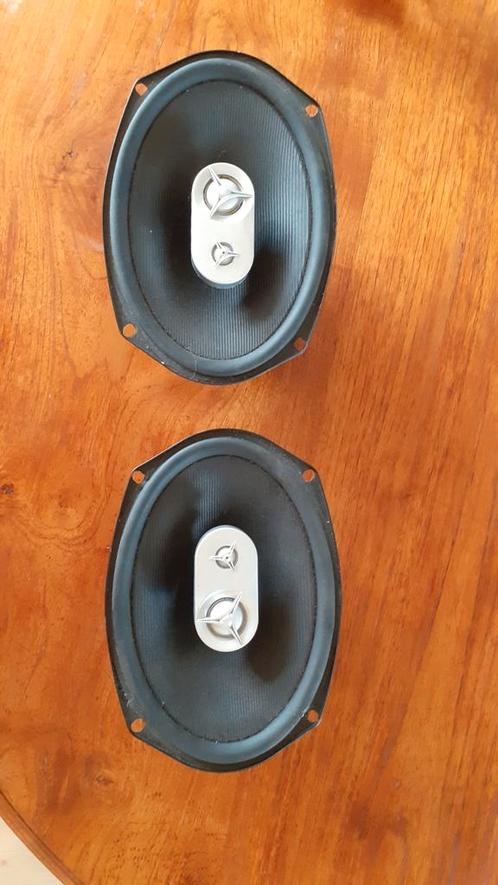 JBL hoedenplank speakers