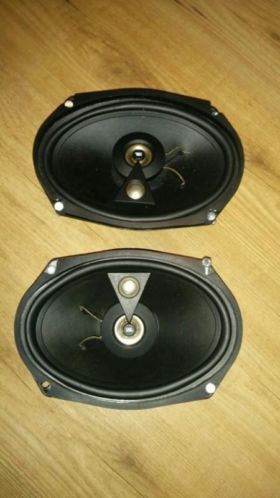 JBL hoedenplank speakers