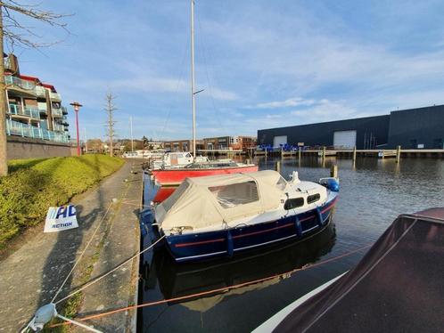 Kajuit boot 6.5 mtrs met Nieuwe redingsvsten, radio met USB