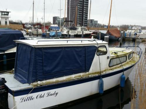 Kajuit boot met motor 