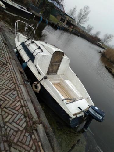 Kajuit boot met motor