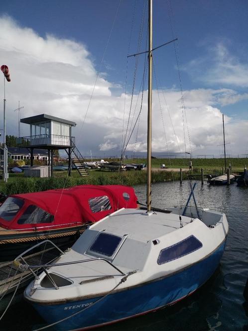 kajuitzeilboot, buitenboordmotor, trailer