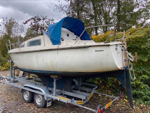Kajuitzeilboot Daimio te koop zonder motor mast en zeilen.