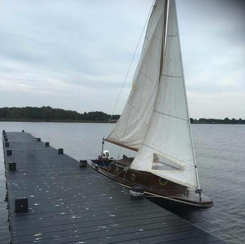 Kajuitzeilboot met motor en trailer