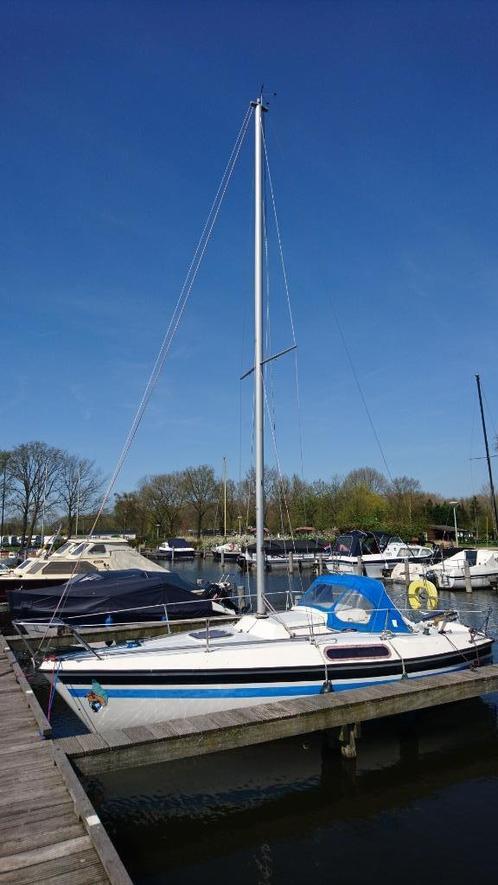 Kajuitzeilboot met  nieuwe buitenboordmotor