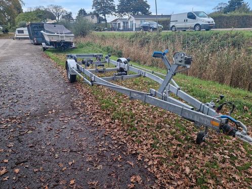 Kalf boottrailer met een 1350KG as en kenteken