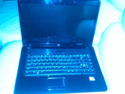 Kapotte laptop met oplader