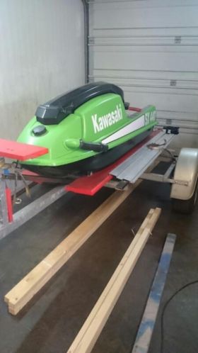 Kawasaki 440 met aanhanger en waterski s 