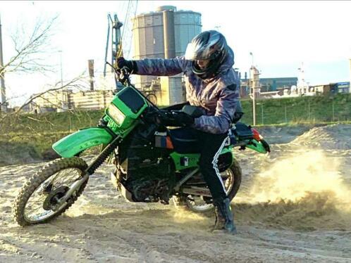 Kawasaki klr 600 groene en een zwarte.