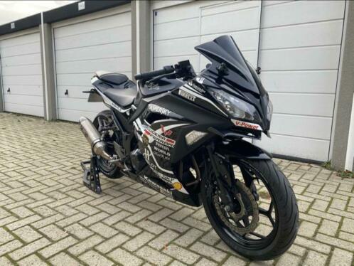 Kawasaki Ninja 300 ABS 35kw met Yoshimira R77 Uitlaat