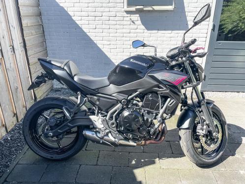 KAWASAKI Z650 ABS rood zwart (bj 2021, maar 2.032km)