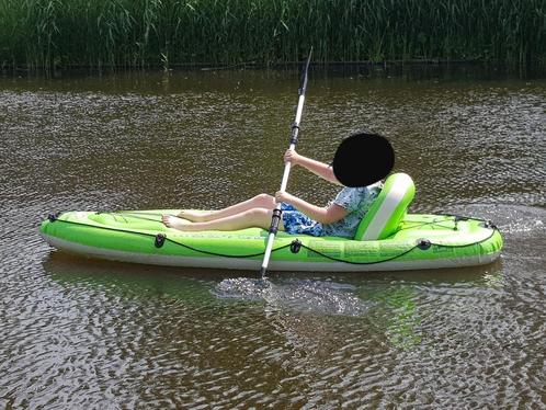 Kayak kano groen met pomp peddels en tas.