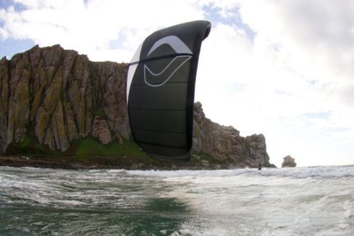 Kiteset met 2 BWS Noise kites, Slingshot board, trapeze etc.