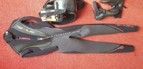 kitesurf uitrusting. wetsuit, gordel en schoenen