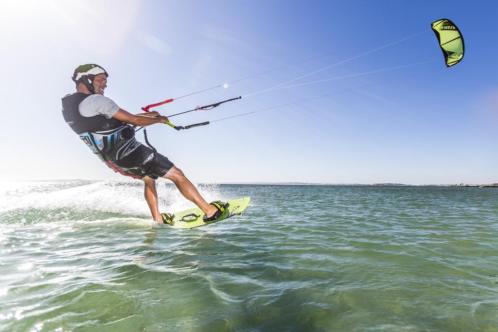 Kitesurfles op de beste locatie van NL -40 vroeg boek kort