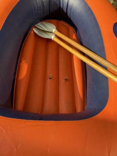 Klaar om weg te varen met deze oranje rubberboot