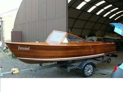 Klasieke houten speedboot
