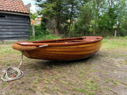 klassiek overnaads houten roeiboot
