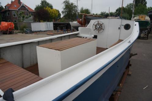 Klassieke bakdekker grachtenboot