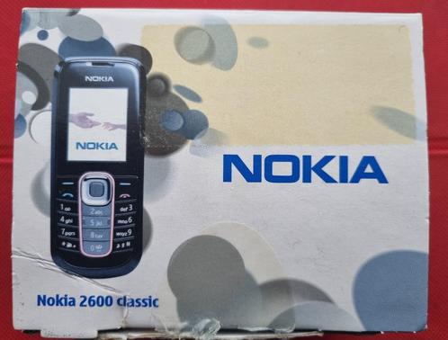 Klassieke GSM telefoon Nokia 2600 met lader en koptelefoon