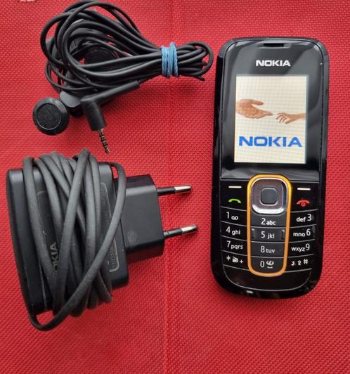 Klassieke GSM telefoon Nokia 2600 met lader en koptelefoon