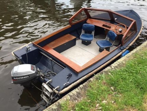 Klassieke houten open toerboot