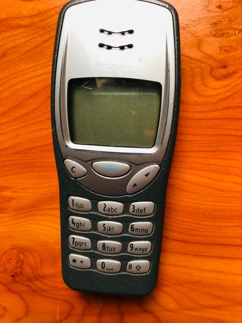 Klassieke Nokia 3210 gebruikt