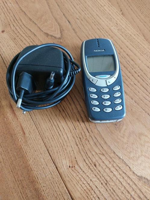 Klassieke Nokia 3310 met oplader