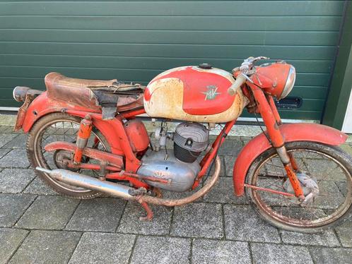 Klassieke  oldtimer MV Agusta motorfiets opknapper