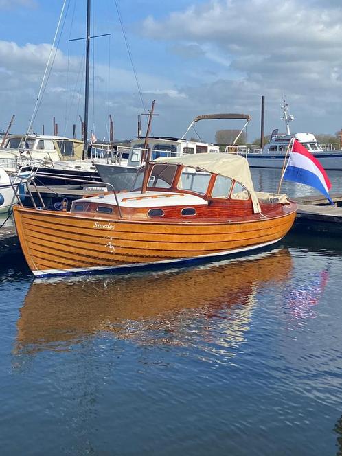 Klassieke overnaadse houten cabine sloep