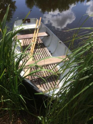 Kleine geklonken stalen roeiboot  dekzeil