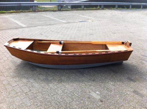 Kleine lichte roeiboot  zeilboot 