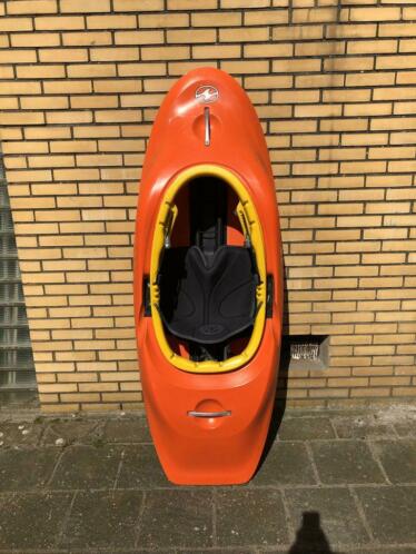 Kleine speel kajak (playboat)