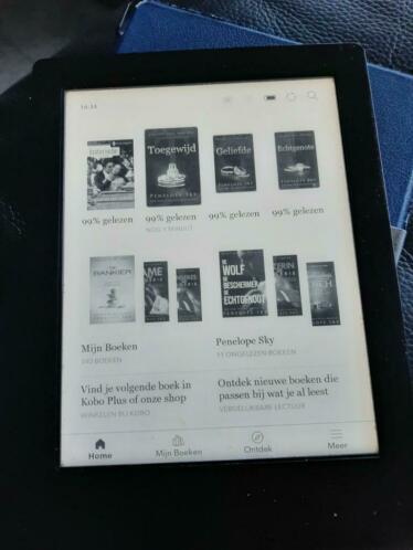 KOBO Aura H2O met blauwe beschermetui en boeken.