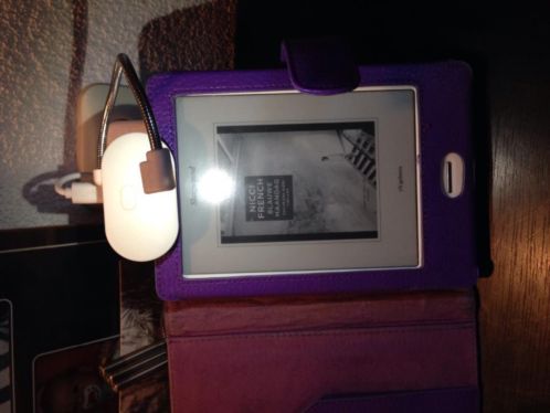 Kobo Touch met 2 covers en oplaadbaar led-leeslampje