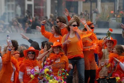 Koningsdag  knallen met vet geluid op uw boot