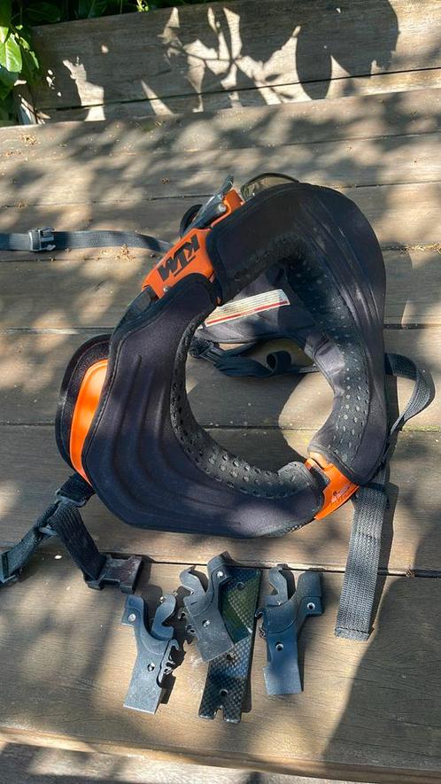 Ktm Carbon Neckbrace met onderdelen.