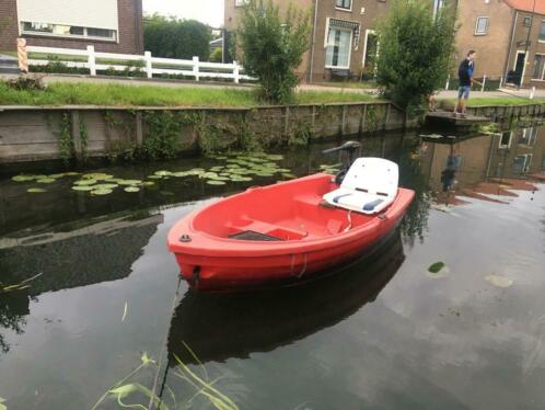 Kunststof Boot met Buitenboord motor