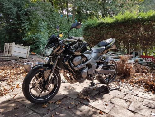 Kwasaki Z750, weinig KM incl. sloten, hoes en standaard