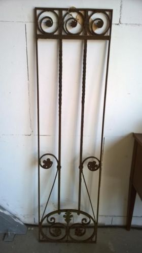 Langwerpige smeedijzeren hekwerk 