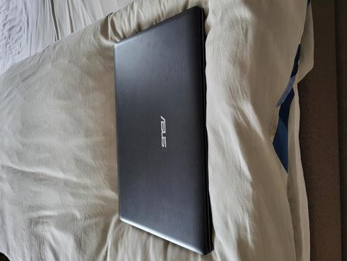 Laptop merk is Asus zwart.