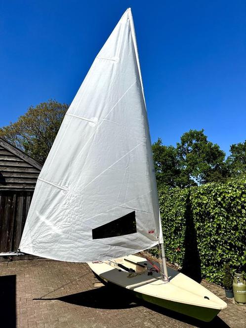 Laser met standaard amp radiaal zeilondermast met wegtrailer