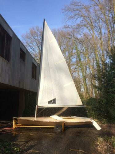 Laser zeilboot met strandtrailer