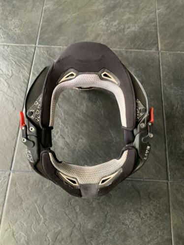 Leatt nekbrace GPX pro lite carbon en Leatt bodyprotector