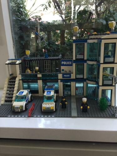 Lego city, politiebureau. Bijna helemaal compleet.