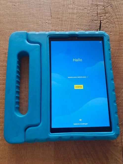 Lenovo M8 tablet met blauwe kinderhoes.