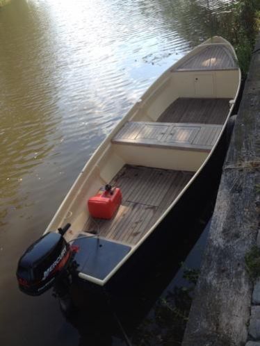 Leuk grachten roei moterbootje 